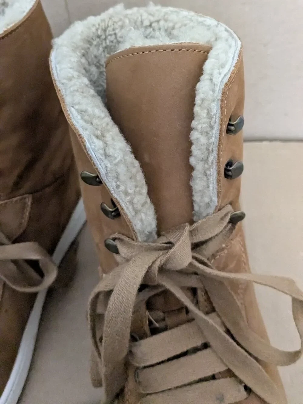 UGG STARLYN FAWN SHEEPSKIN SNEAKER HIGH TOP ANKLE BOOTS SIZE 10 BROWN